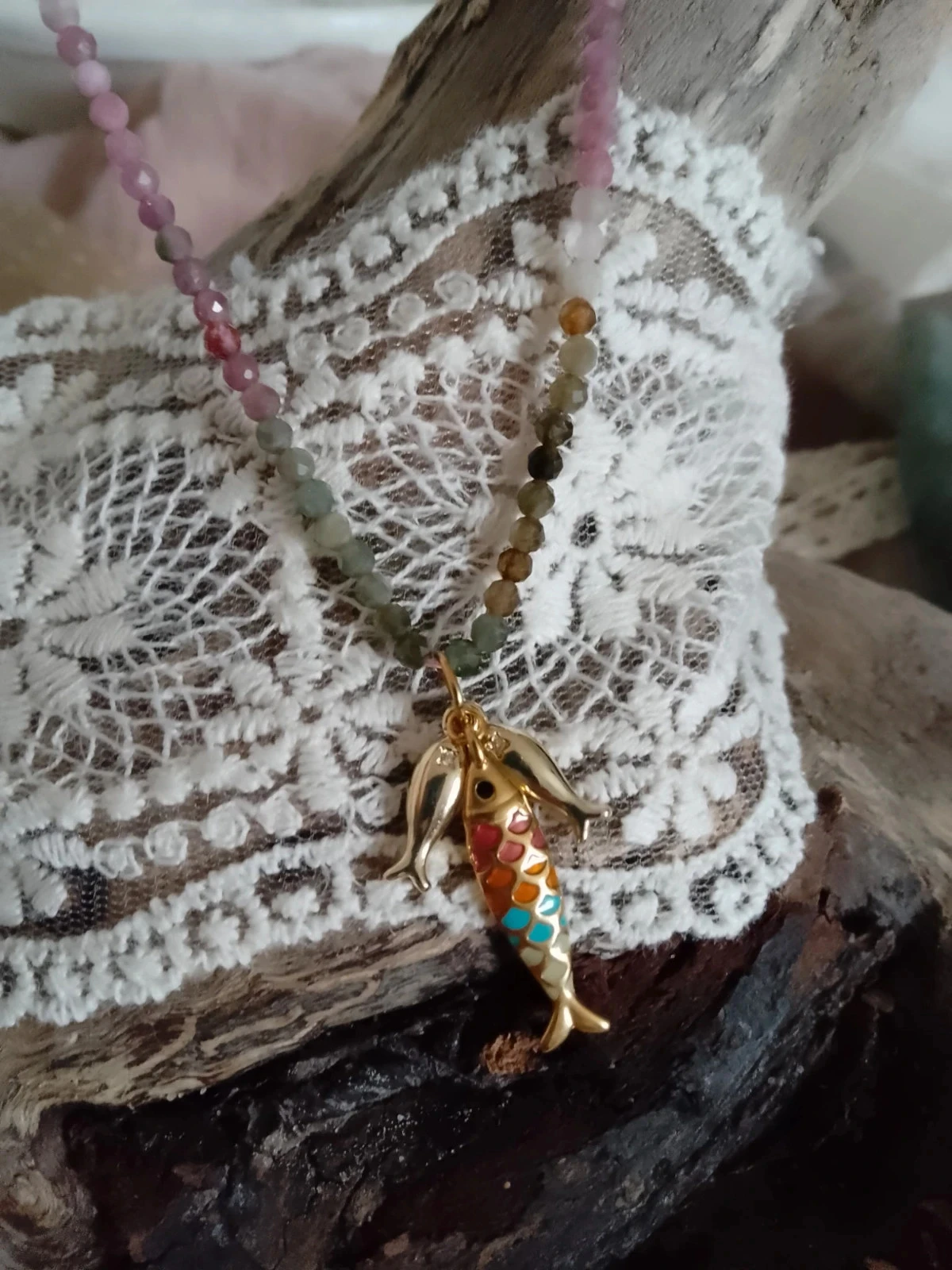 Collier pierres naturelles de tourmaline et poissons dorés